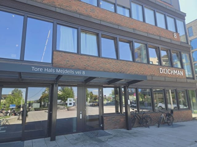 Inngang B til Tore Hals Mejdells vei 8, ved Deichman-biblioteket